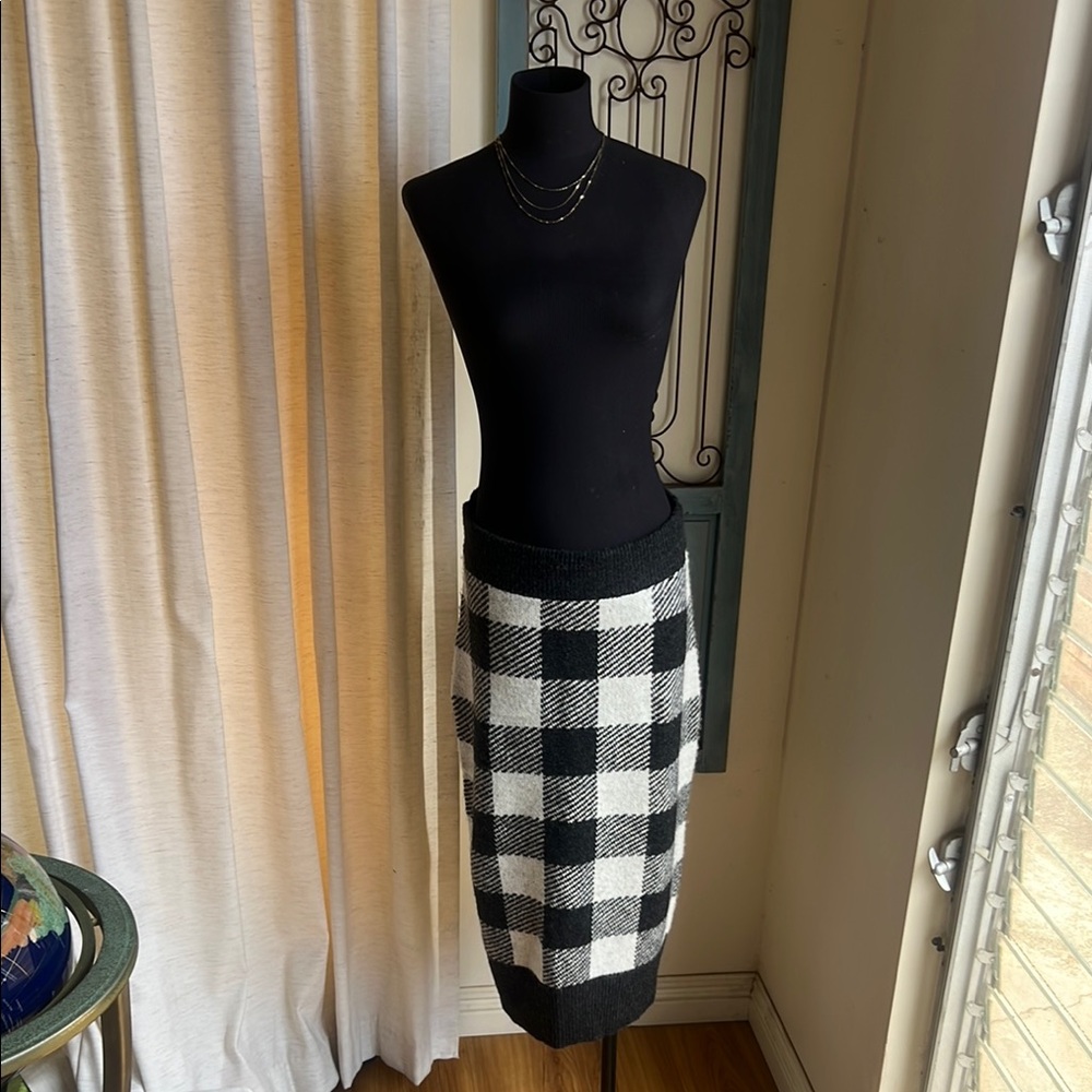 H&M Black and White Midi Pencil Skirt